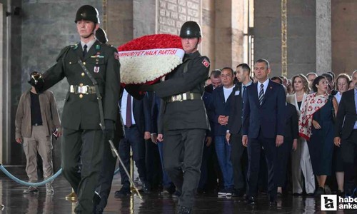 Özgür Özel ve beraberindeki heyet Anıtkabir'i ziyaret etti