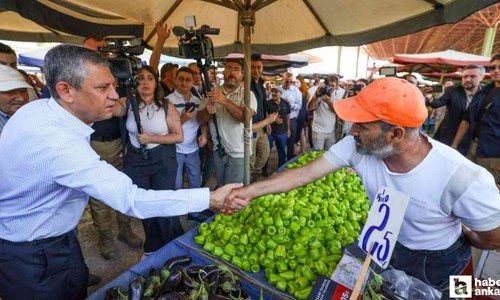 Özgür Özel Yenimahalle'deki semt pazarda esnafla bir araya geldi