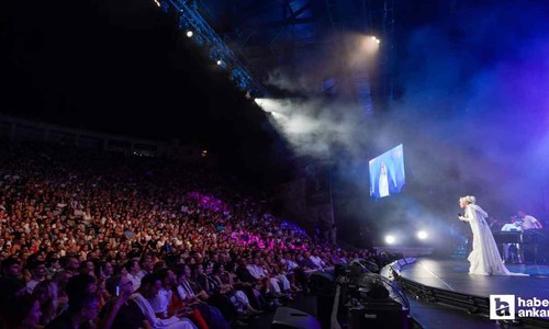 79 yaşındaki Süperstar Ajda Pekkan sahne performansı ile gençlere taş çıkarttı!