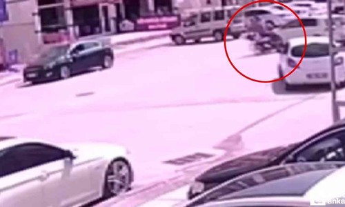 Sincan'da otomobilin ve motosikletin çarpıştığı kaza kameralara yansıdı!