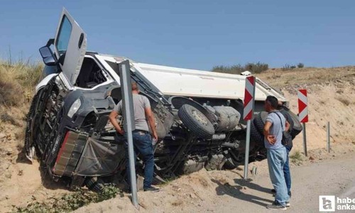 Beypazarı'nda rampada kontrolden çıkan kamyon devrildi! Sürücü yaralandı