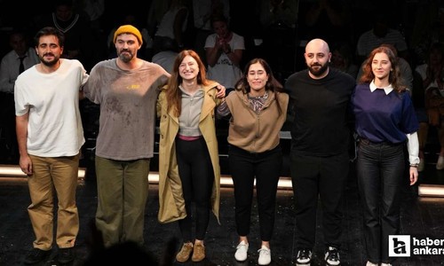 Etimesgut Belediyesi'nin Tiyatro Festivalinde En Sevdiğinden Başla oyunu sahnelendi
