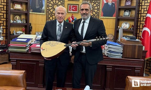 Yavuz Bingöl, Devlet Bahçeli'ye teşekkür edip bağlama hediye etti