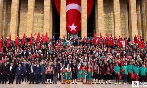 Başkan Özarslan'ın davetiyle başkentliler Ankara'nın başkent oluşunun 102. yılında Anıtkabir'de buluştu!
