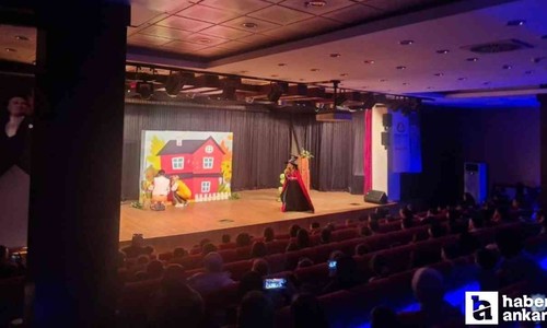 Sincan Belediyesi'nin ücretsiz sahnelediği 'Bir Sevgi Masalı'na çocuklardan yoğun ilgi