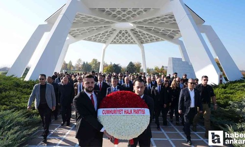 Özgür Özel ve beraberindeki partililer Bülent Ecevit'in kabrini ziyaret etti