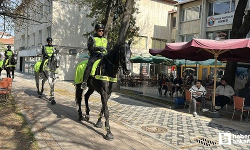 Çubuk'ta atlı polislerin devriye görevi yapması ilgi çekti