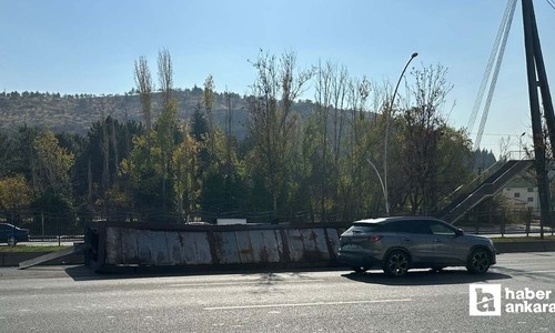 Pursaklar'da seyir halindeki tırın dorsesi devrildi