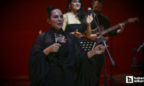 Demet Sağıroğlu yeni şarkılarını ilk defa Ankara'da seslendirdi