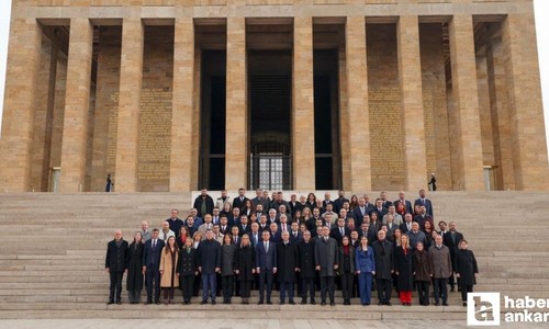 Özgür Özel ve beraberindeki heyet, kurultay sonrasında Anıtkabir'i ziyaret etti!