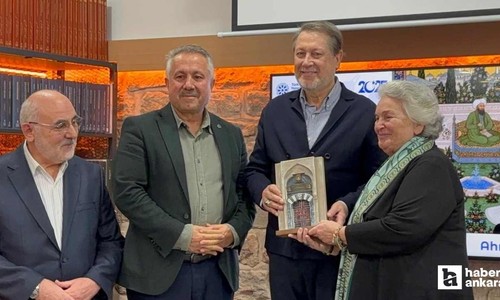 Ahmet Özhan'a verilen Mevlana hediyesi sanatçıyı duygulandırdı