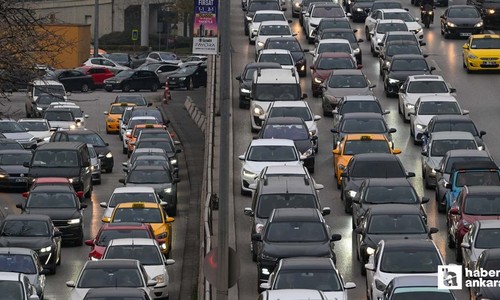 Ankara'da ziyaret yoğunluğundan AVM önlerinde uzun trafik kuyrukları oluştu