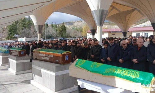 Beypazarı'ndaki trafik kazasında hayatını kaybeden aile gözyaşlarıyla son yolculuğuna uğurlandı