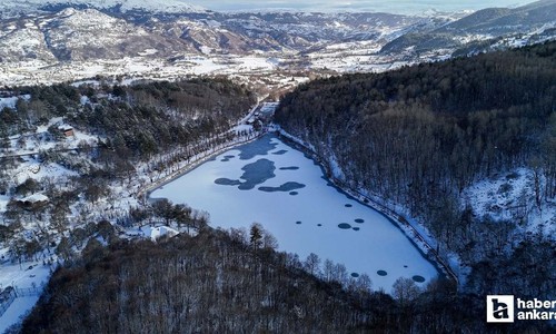 Karagöl Tabiat Parkı'nda göl yüzeyini buz tutunca kartpostallık görüntüler oluştu