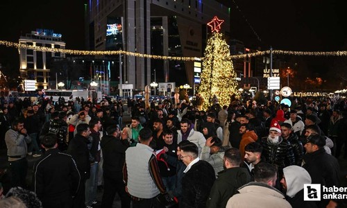 Ankaralılar yeni yılı Kızılay'da karşıladılar