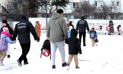 Keçiören'de ekipler okul çevresinde kar temizliği gerçekleştirdi