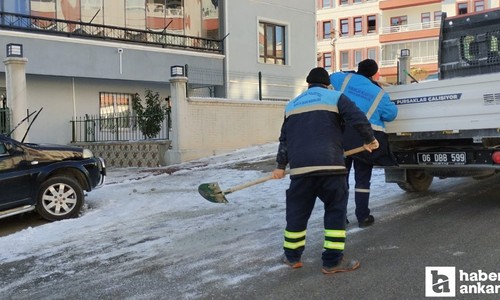 Pursaklar Belediyesi buzlanmaya anında müdahale ediyor