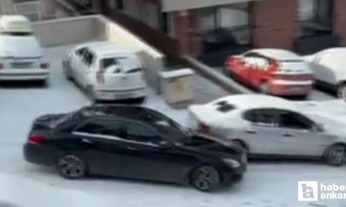 Çankaya'da buzlanan yolda duramayan araç kaza yaptı