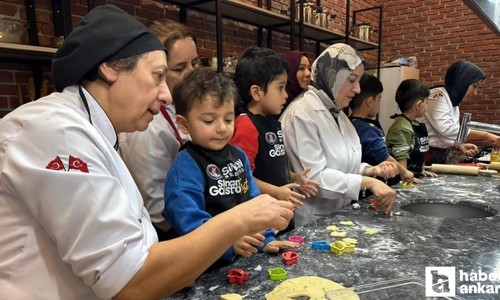 Minik öğrenciler, Gastro Sincan'da usta şeflerle kurabiye yaptı