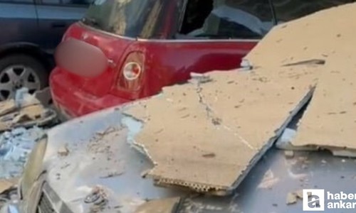 Etimesgut'ta şiddetli fırtınada sökülen yalıtım malzemeleri araçların üzerine devrildi