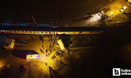 Ankara–Kars seferini yapan Doğu Ekspresi hemzemin geçitte dolmuşa çarptı