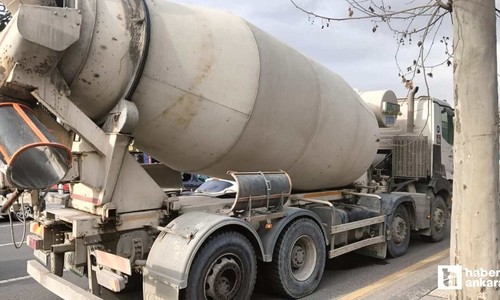 Keçiören'de seyir halindeki beton mikserinden kopan tekerlek 3 araca çarptı
