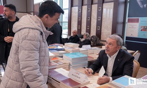 Hulusi Akar, "Külliye'de Ramazan" etkinlikleri çerçevesinde imza günü düzenledi