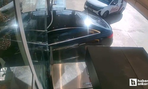 Etimesgut'ta kontrolden çıkan otomobil pastaneye daldı