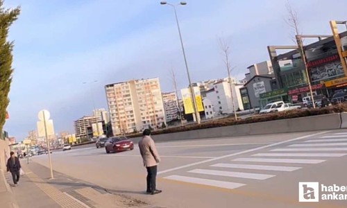 Etimesgut'ta karşıya geçmeye çalışan yaya zor anlar yaşadı