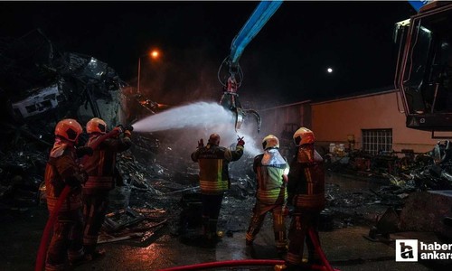 Yenimahalle'de Hurdacılar Sanayi Sitesinde çıkan yangında 100 hurda araç yandı