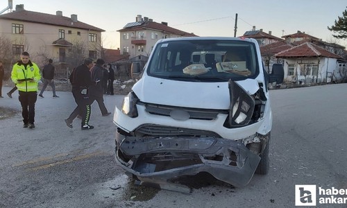 Çubuk'ta minibüs ve otomobil çarpıştı: 3 kişi yaralandı