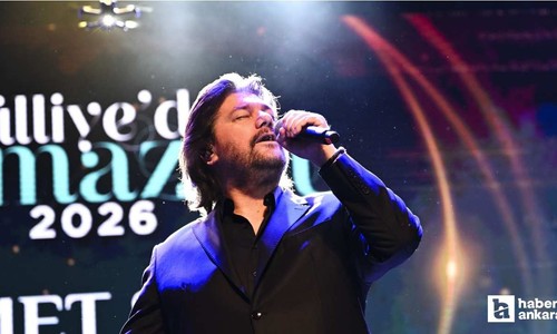 Külliye'de Ramazan etkinliklerinde Ahmet Şafak sevilen şarkılarını seslendirdi