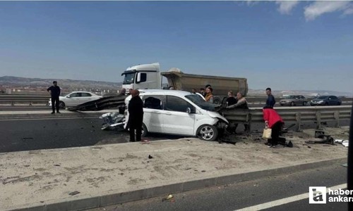 Sincan'da hafif ticari araç demir bariyere ok gibi saplandı