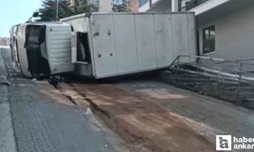 Çankaya'da yokuş yukarı çıkan kamyon devrildi