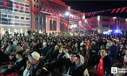 Keçiören Belediyesi'nin kurduğu dev ekranla Dünya Kupası coşkusu yaşandı