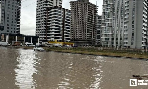 Ankara'da sağanak etkili oldu, araçlar ve yayalar zor anlar yaşadılar