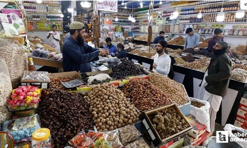 Pakistan'da enerji krizi nedeniyle market ve AVM'ler 20.00'de kapanacak