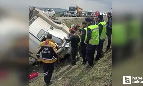 Haymana'da kum yüklü kamyon yola devrildi: 1 yaralı