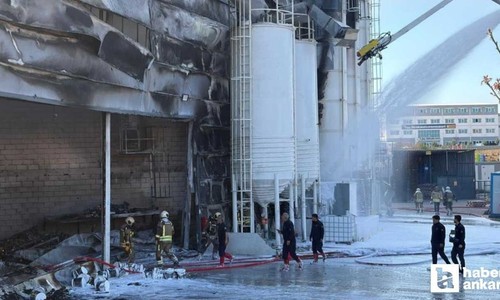 Sincan'da boya fabrikasında çıkan yangına müdahale sürüyor