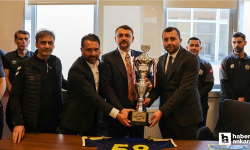 1910 İmalatı Harbiye Spor Kulübü’ne şampiyonluk kupasını TFF Yönetim Kurulu Üyesi Cengiz Gökay verdi