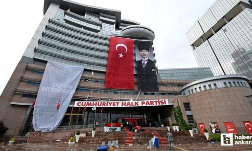 CHP Genel Merkezi'nde asılı olan Özgür Özel'in afişi indirildi