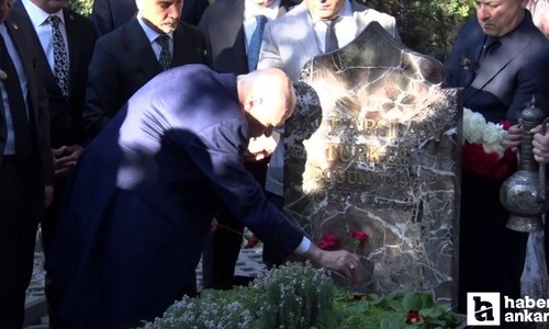 Bahçeli, bayram namazı sonrasında Türkeş'in kabrini ziyaret etti