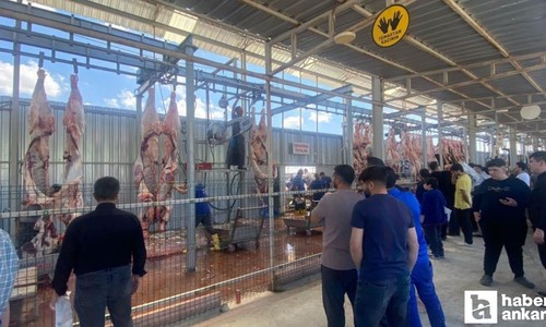 Pursaklar Belediyesinin kurban kesim alanında vatandaşlara ikramlık verildi