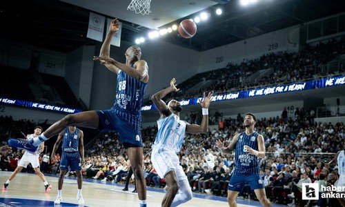 Başkentte Anadolu Efes'e 77-70 mağlup olan Türk Telekom, yarı final şansını kaybetti