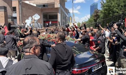 Kemal Kılıçdaroğlu, Genel Merkez'de kırmızı karanfillerle karşılandı