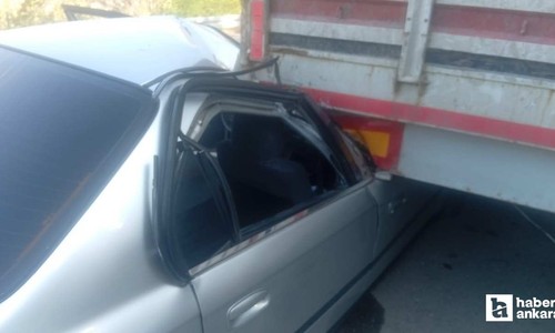 Beypazarı'nda otomobil park halindeki tıra arkadan çarptı: 4 yaralı