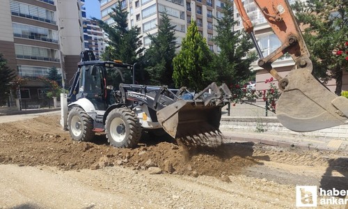 Pursaklar'da asfalt serim öncesi zeminde iyileştirme çalışması yapılıyor