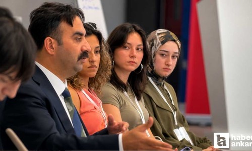 Ankara Gençlik ve Spor İl Müdürü Mustafa Çelik, ÜNİDES eğitimine katılan gençlerle bir araya geldi