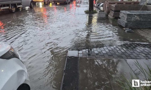 Yenimahalle'de yoğun sağanak etkisiyle yollar göle döndü