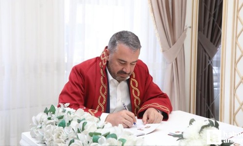 Başkan Çetin '26.06.2026'da nikah kıyan çiftlere jest yaptı